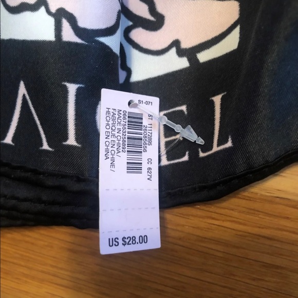 Victoria’s Secret scarf - Picture 5 of 8